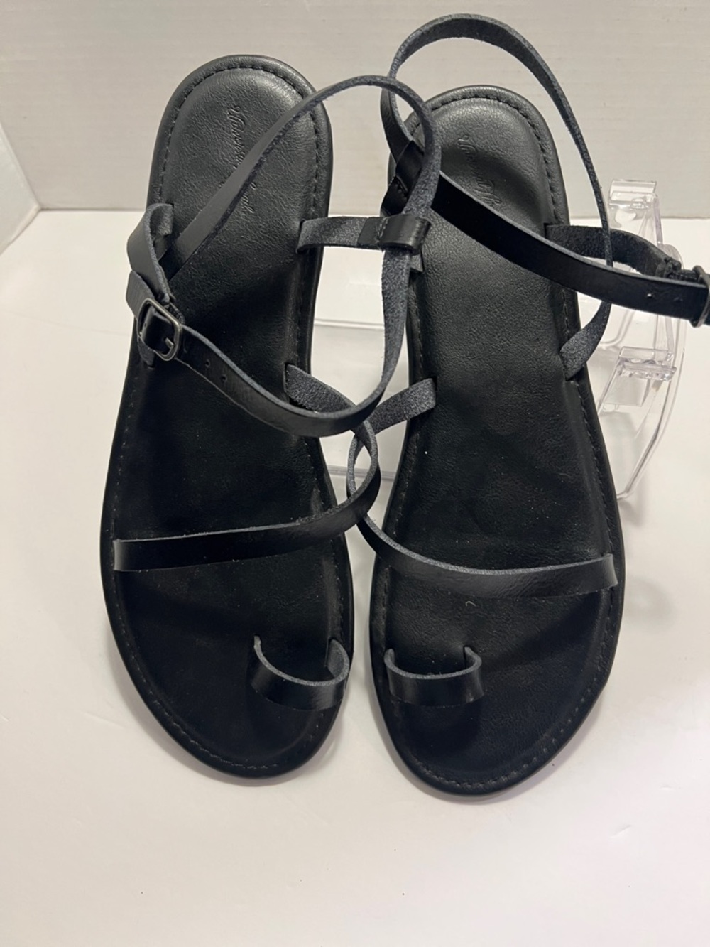 Universal Thread Black Strappy Toe-Loop Sandals